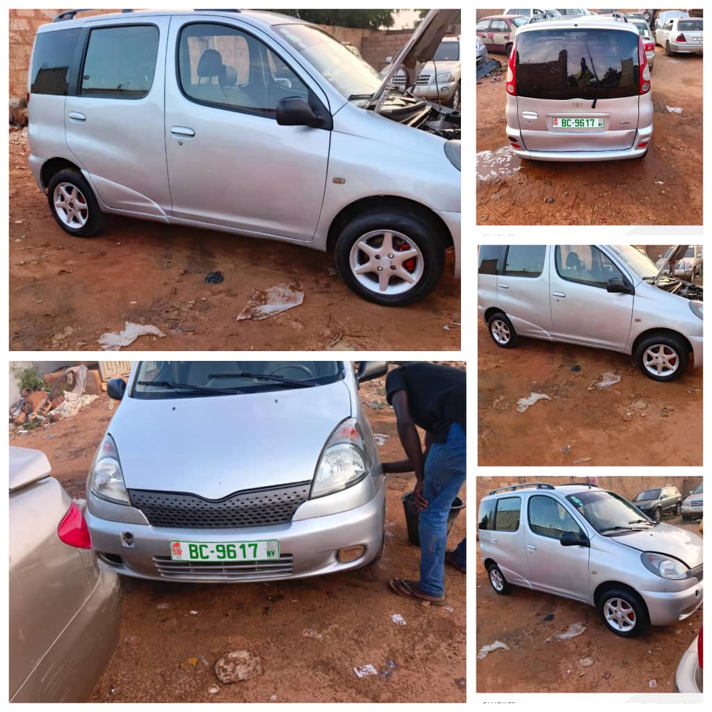 Yaris disponible aucun défaut papier complet plaque directe